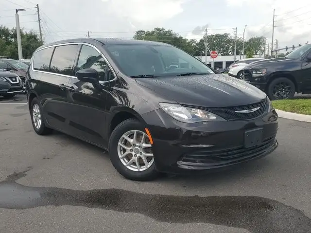 2017 Chrysler Pacifica Touring photo 1