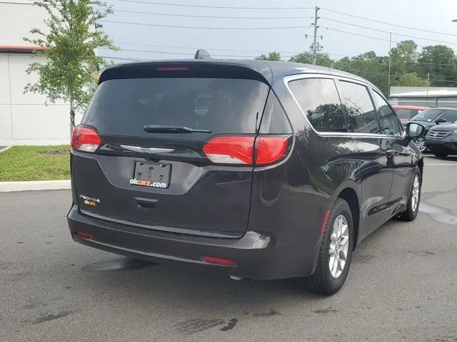 2017 Chrysler Pacifica Touring photo 3