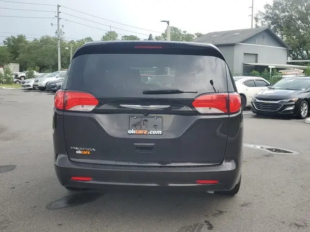 2017 Chrysler Pacifica Touring photo 4