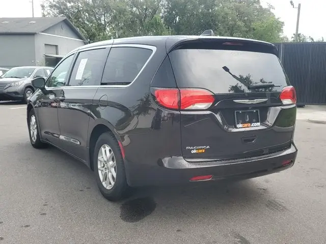 2017 Chrysler Pacifica Touring photo 5
