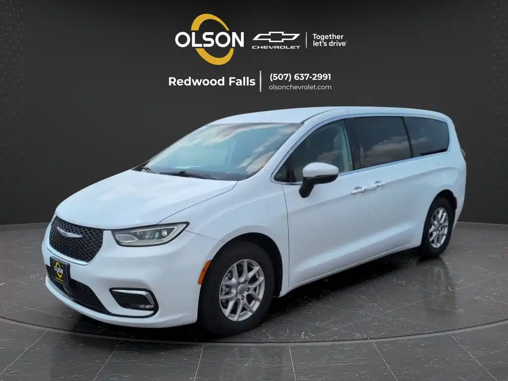 2023 Chrysler Pacifica Touring L's photo