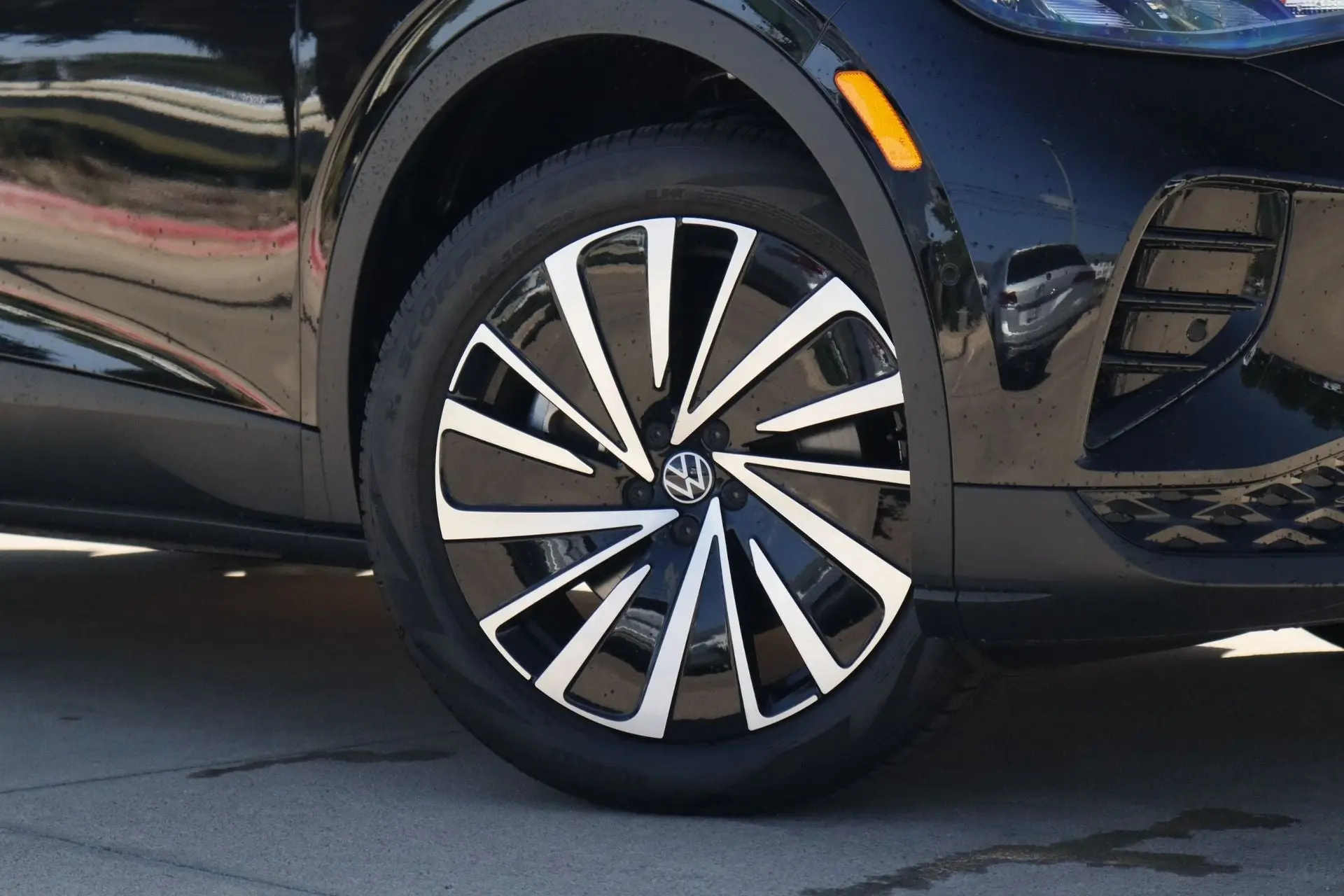 2025 Volkswagen ID.4 Pro 4Motion photo 3