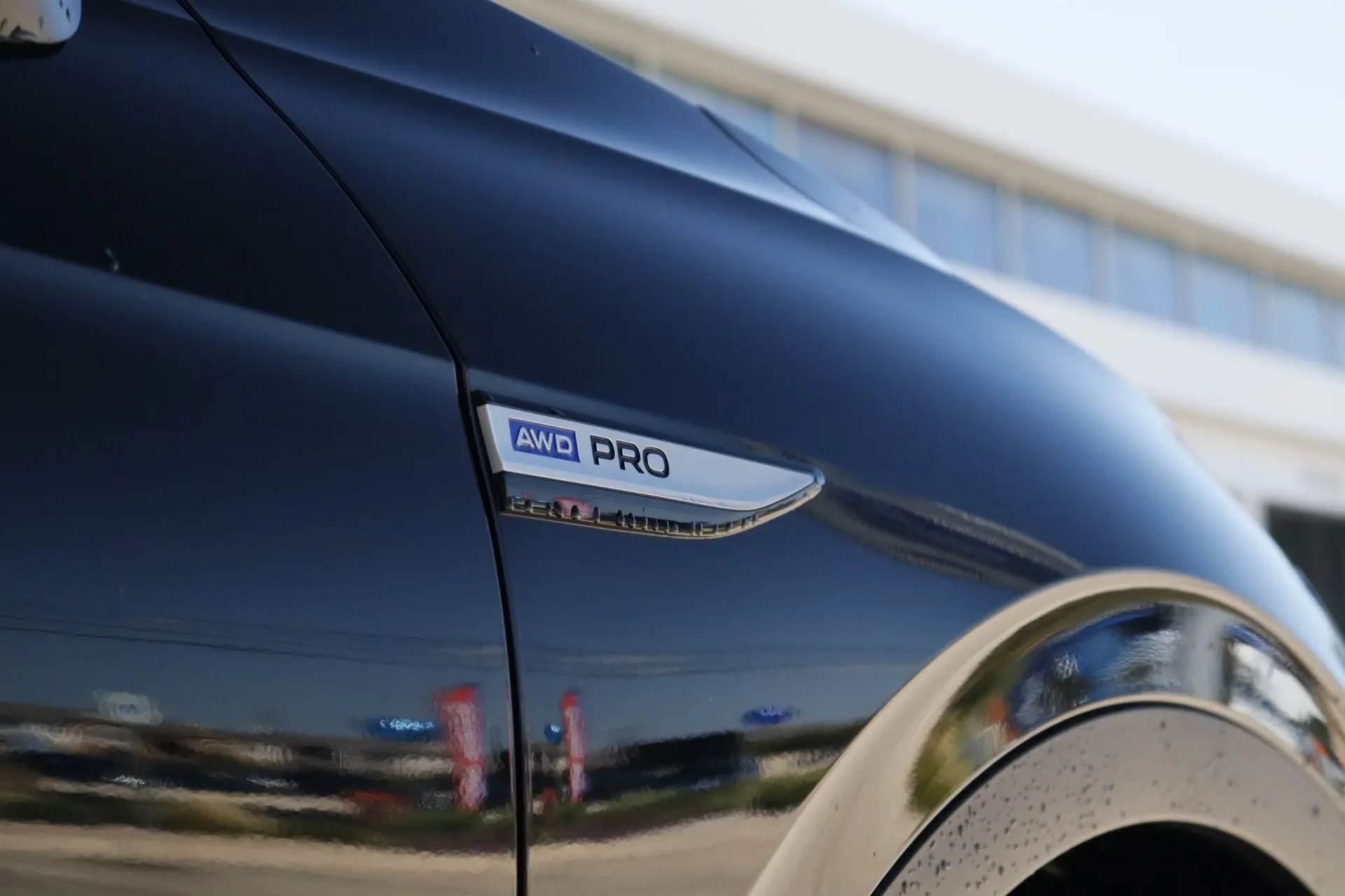 2025 Volkswagen ID.4 Pro 4Motion photo 4