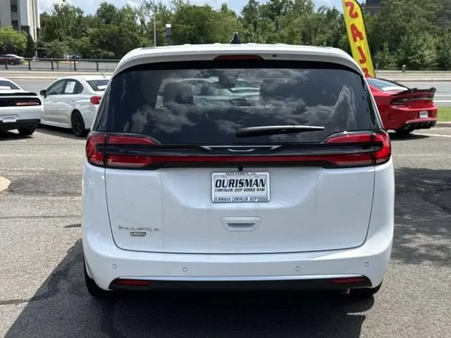 2027 Chrysler Pacifica Select photo 3