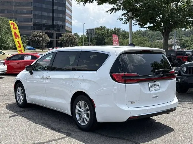 2027 Chrysler Pacifica Select photo 4