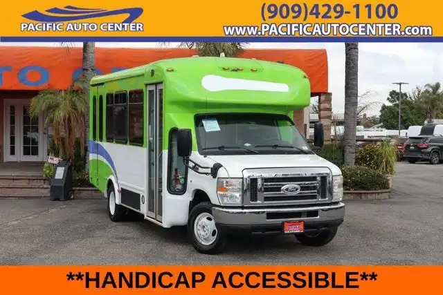 2015 Ford E-Series DRW E-450 Super Duty 176 in WB's photo