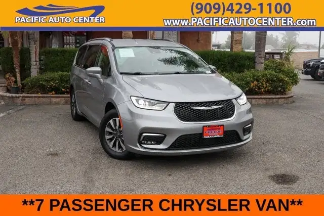 2021 Chrysler Pacifica Touring L's photo