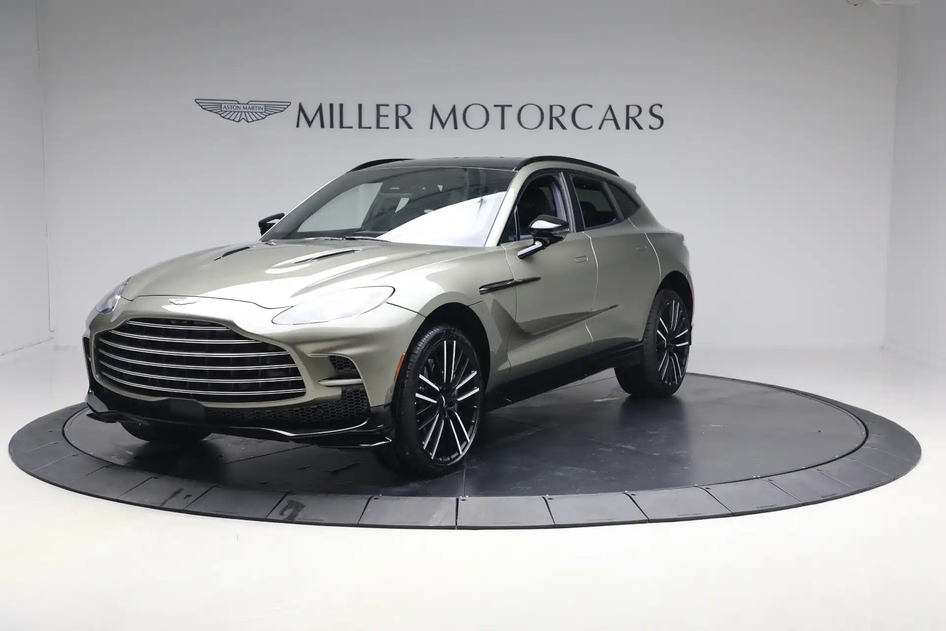 2026 Aston Martin DBX 4.0 V8 707 AWD's photo
