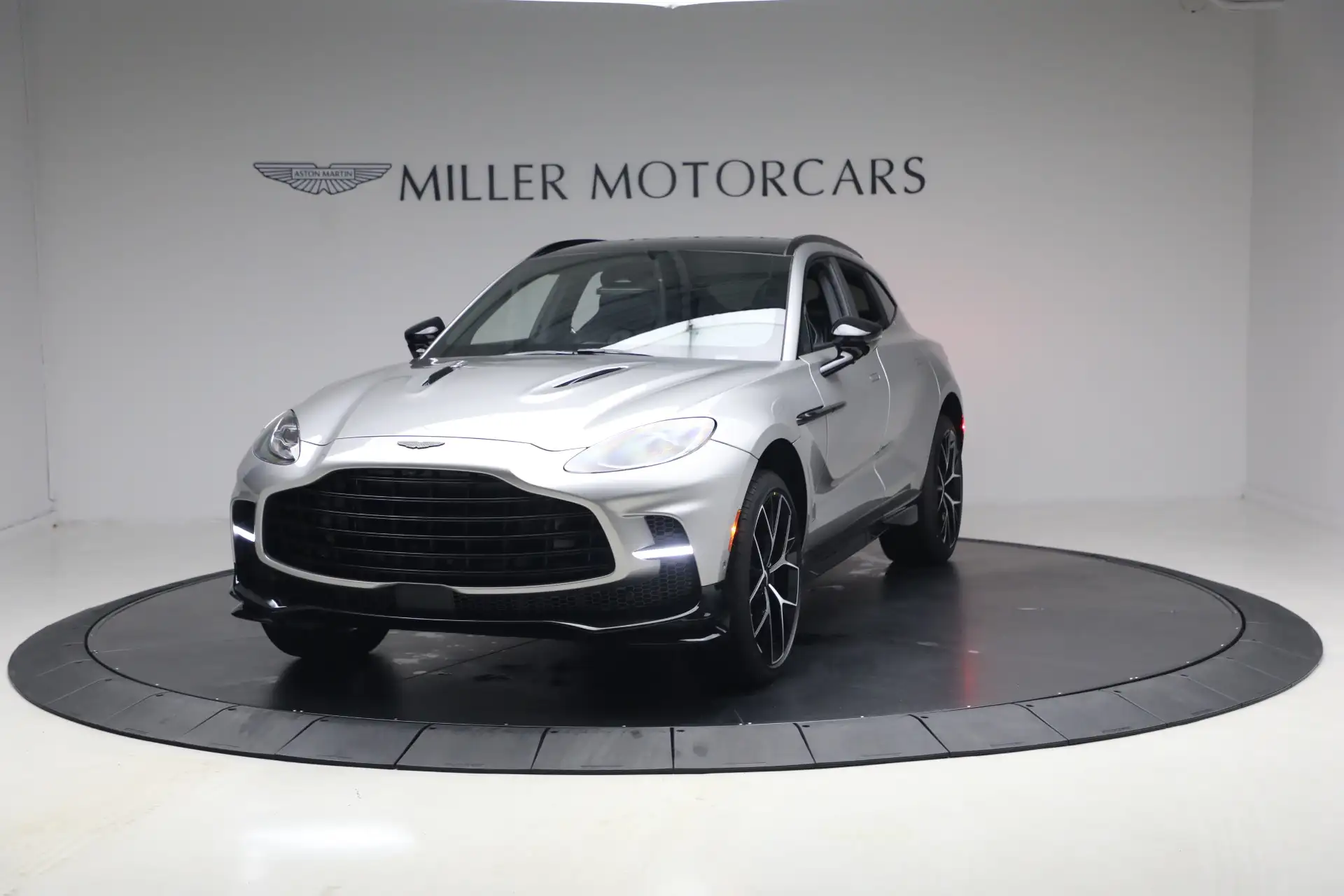 2026 Aston Martin DBX 4.0 V8 707 AWD's photo