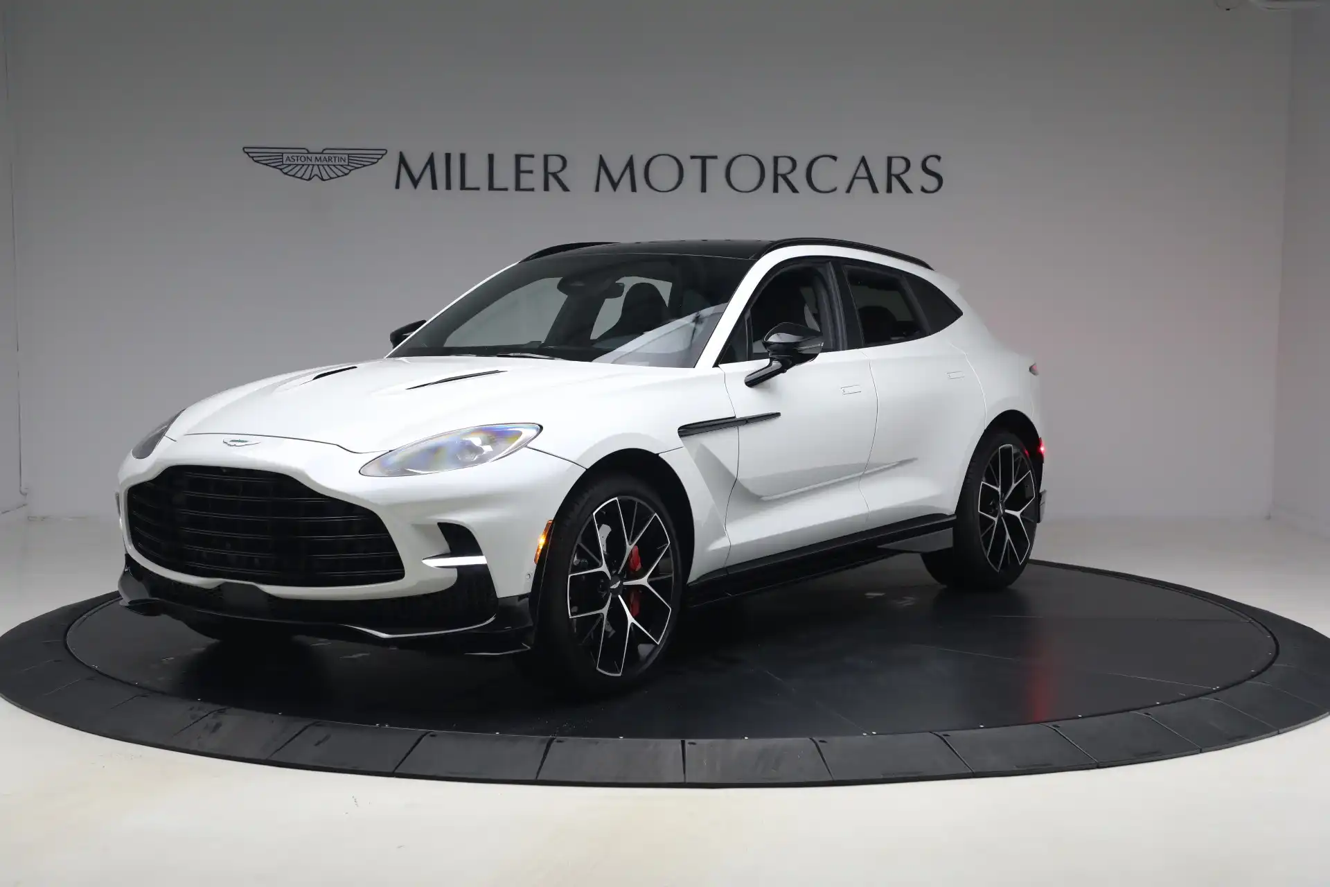 2025 Aston Martin DBX 4.0 V8 707 AWD's photo
