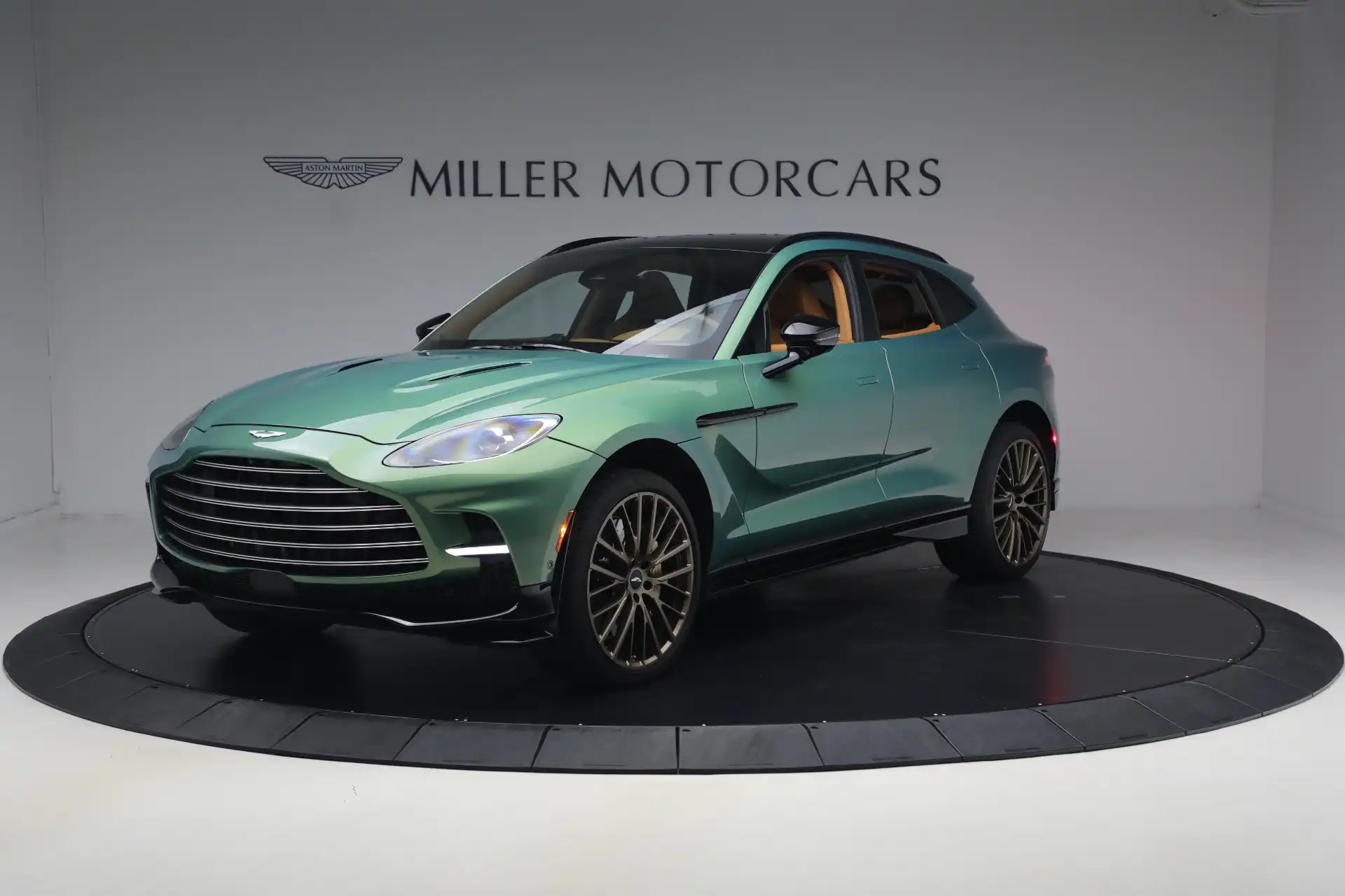 2025 Aston Martin DBX 4.0 V8 707 AWD's photo