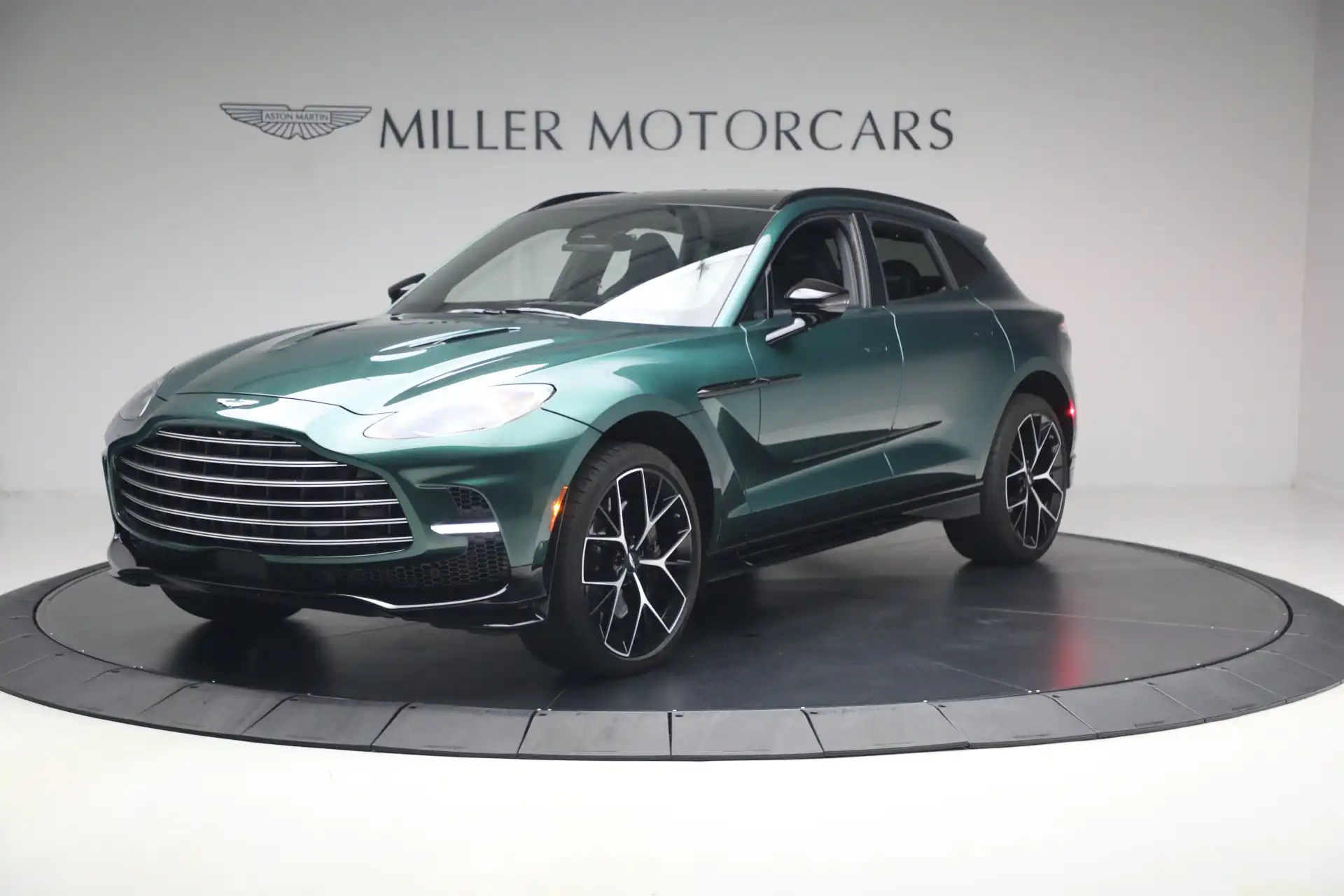 2026 Aston Martin DBX 4.0 V8 707 AWD's photo