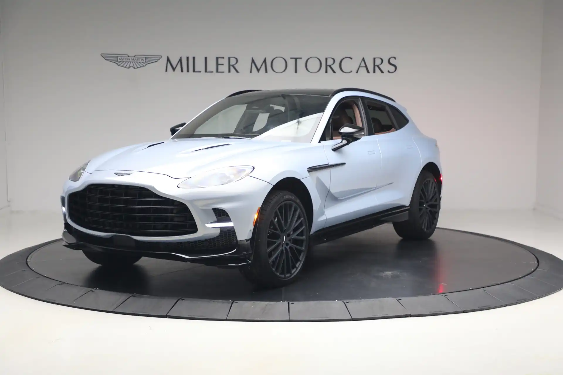 2026 Aston Martin DBX 4.0 V8 707 AWD's photo