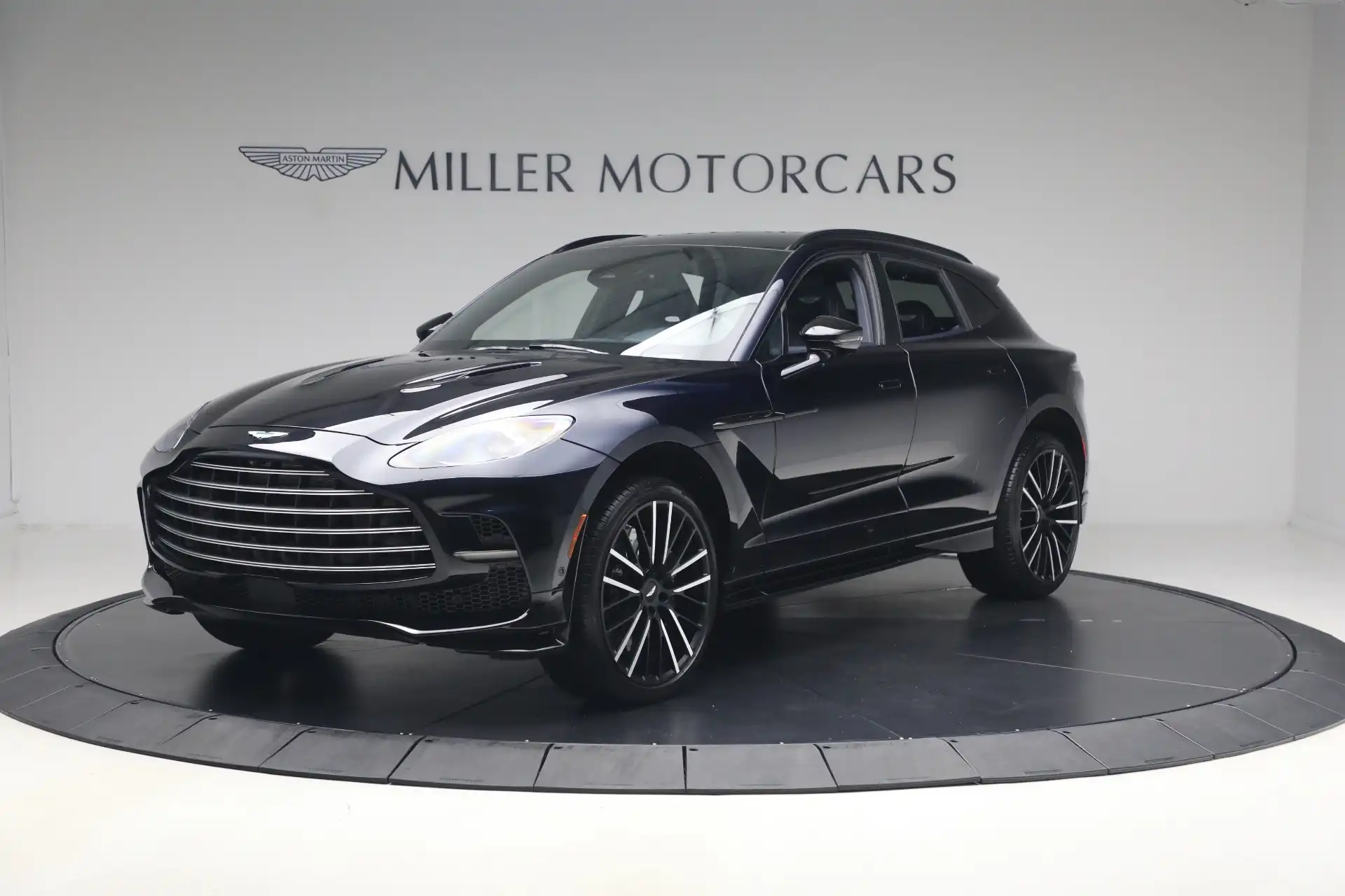 2025 Aston Martin DBX 4.0 V8 707 AWD's photo
