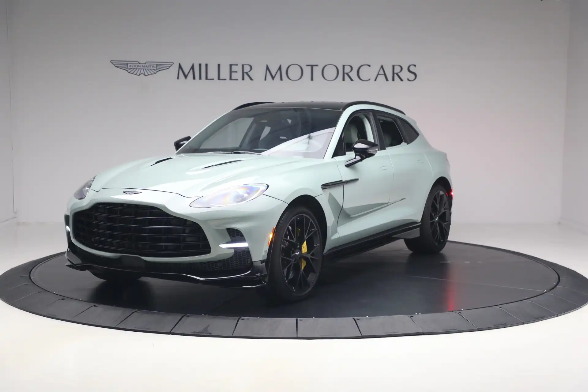 2025 Aston Martin DBX 4.0 V8 707 AWD's photo