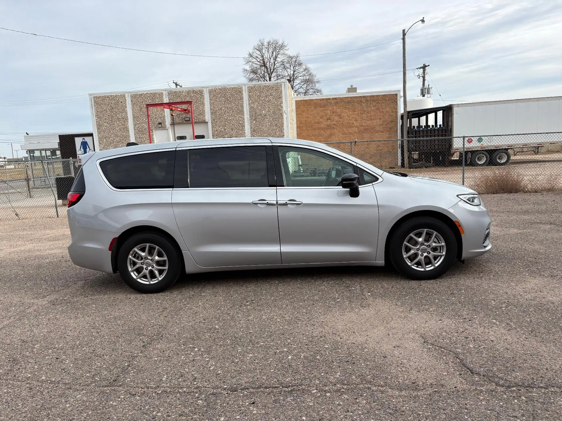 2024 Chrysler Pacifica Touring L photo 4