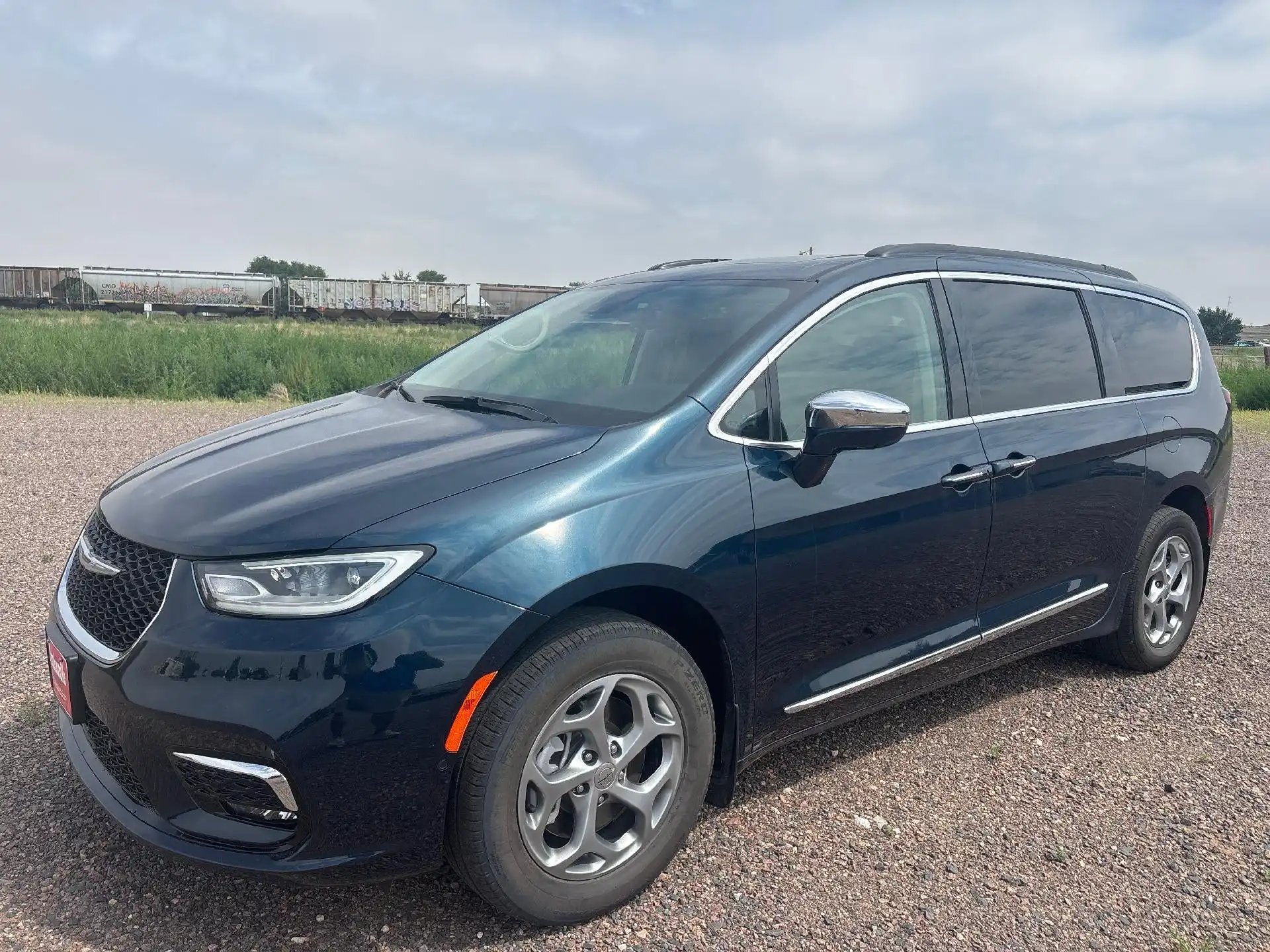 2022 Chrysler Pacifica Limited's photo