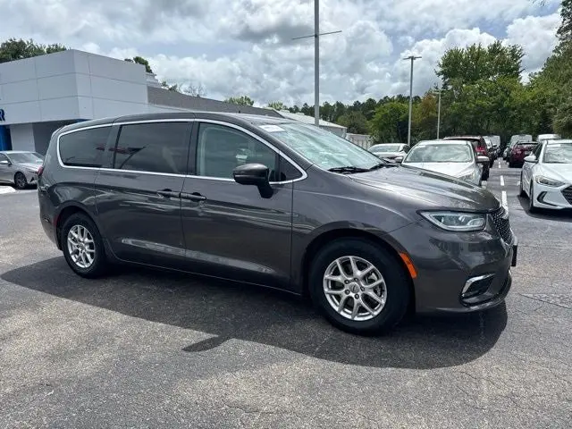2023 Chrysler Pacifica Touring L photo 3