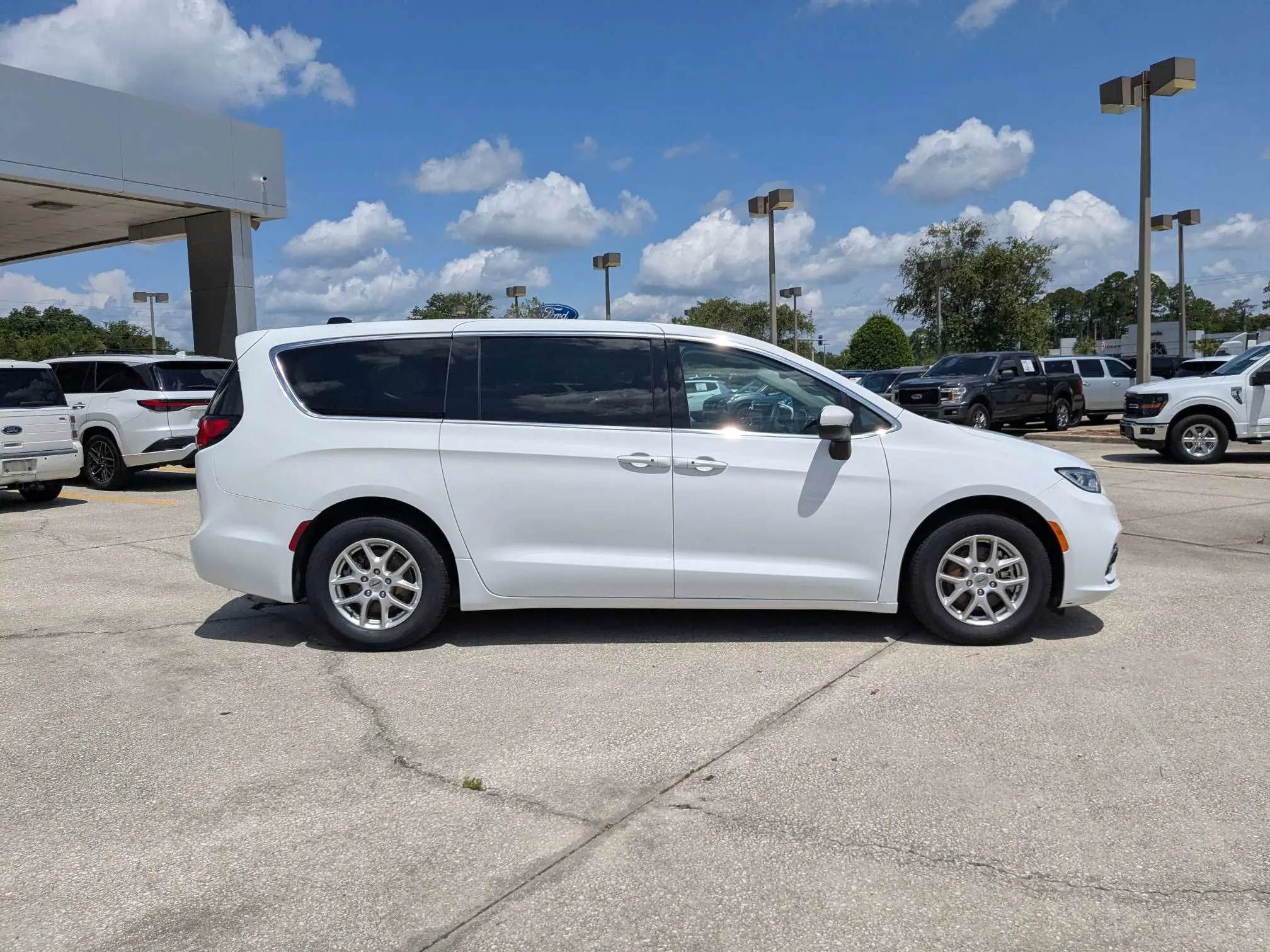 2023 Chrysler Pacifica Touring L photo 3