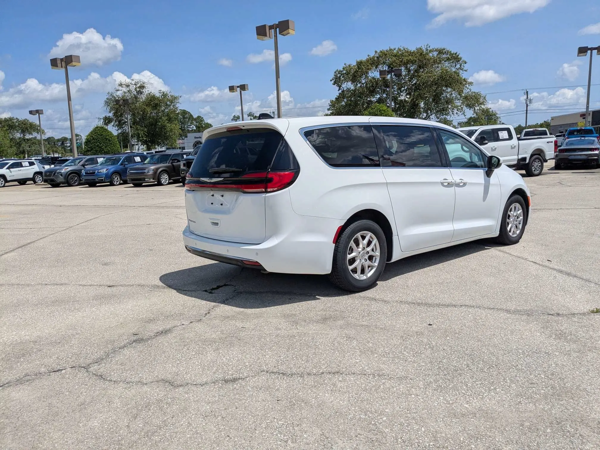 2023 Chrysler Pacifica Touring L photo 4