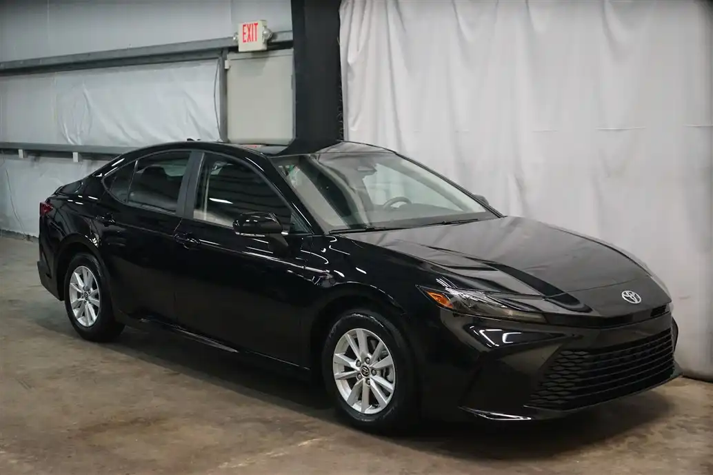 2025 Toyota Camry LE Hybrid's photo