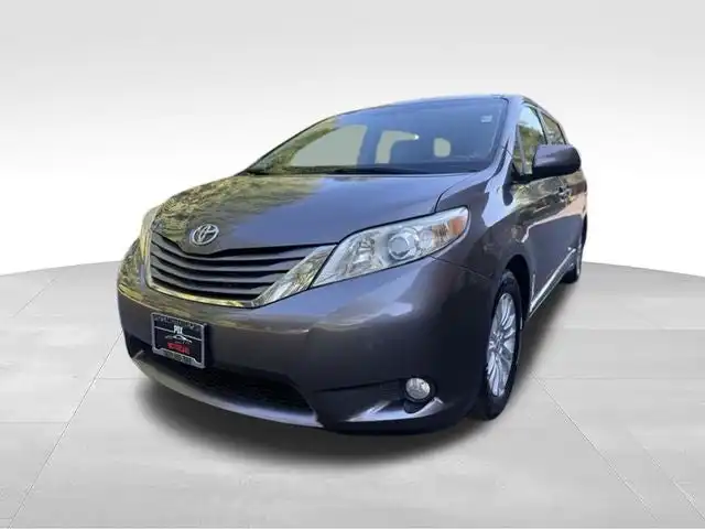 2012 Toyota Sienna XLE V6 7-Passenger Access Seat's photo