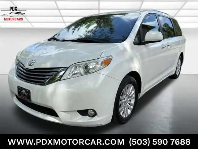 2017 Toyota Sienna XLE Premium V6 8-Passenger's photo