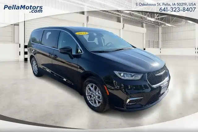 2024 Chrysler Pacifica Touring L's photo