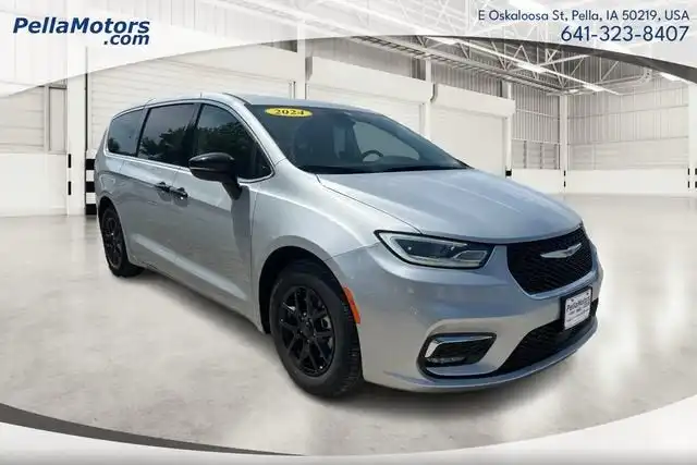 2024 Chrysler Pacifica Touring L's photo