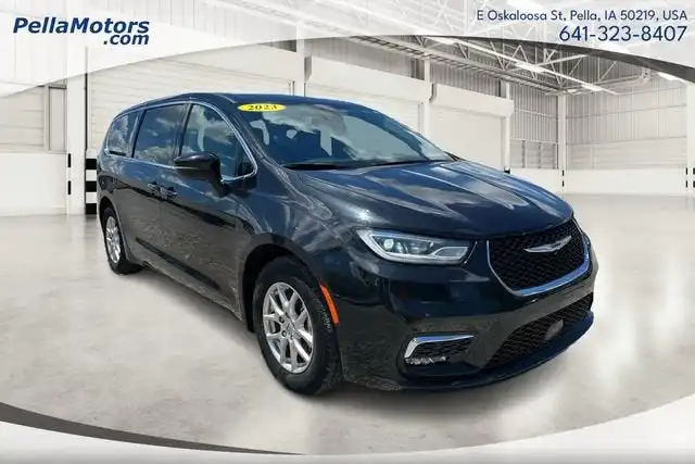 2023 Chrysler Pacifica Touring L's photo
