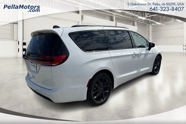 2026 Chrysler Pacifica Select photo 3