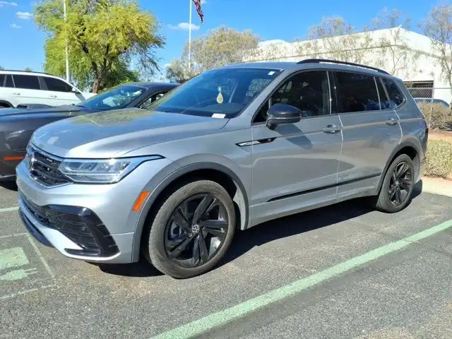 2023 Volkswagen Tiguan 2.0T SE R-Line Black's photo