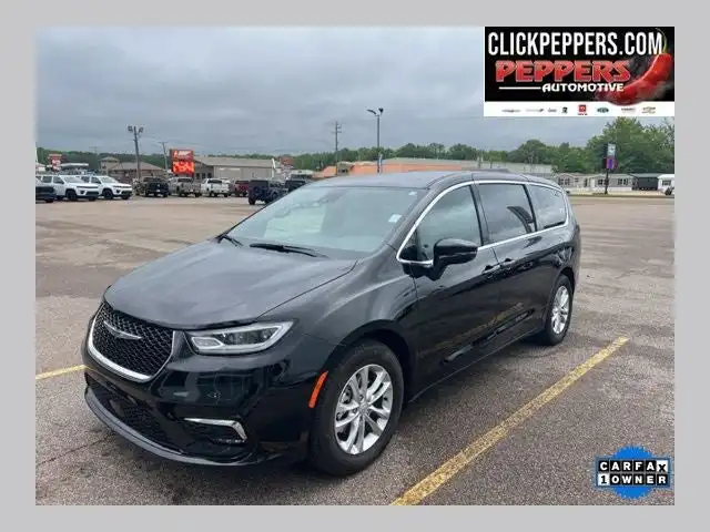 2026 Chrysler Pacifica Select's photo