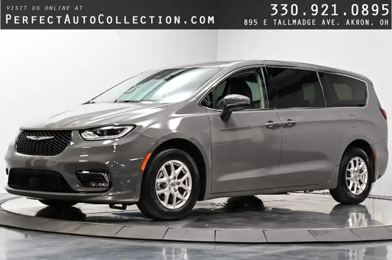 2023 Chrysler Pacifica Touring L's photo