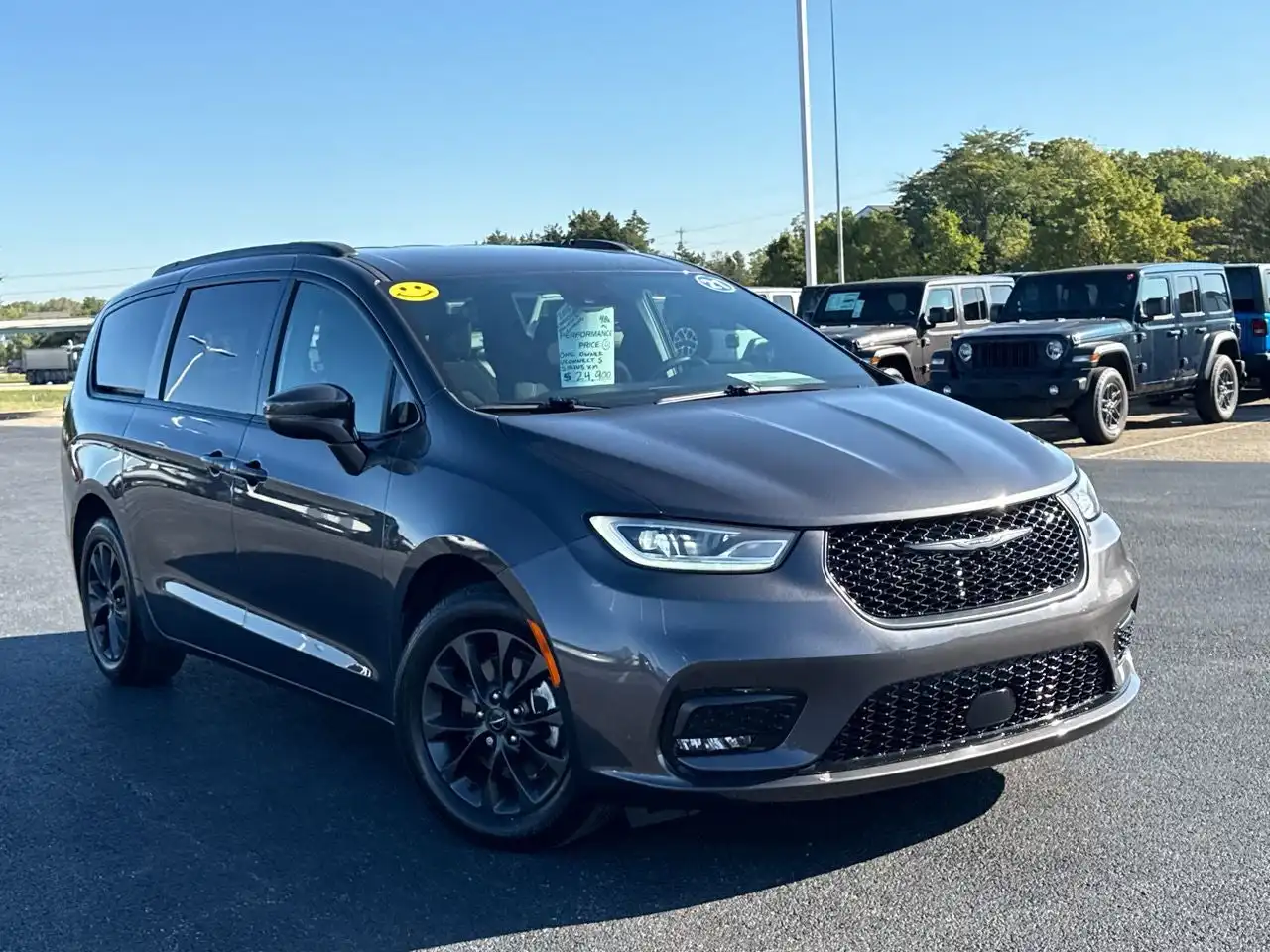2021 Chrysler Pacifica Touring's photo