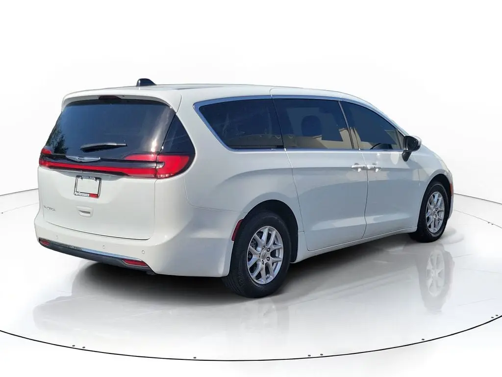 2023 Chrysler Pacifica Touring L photo 3