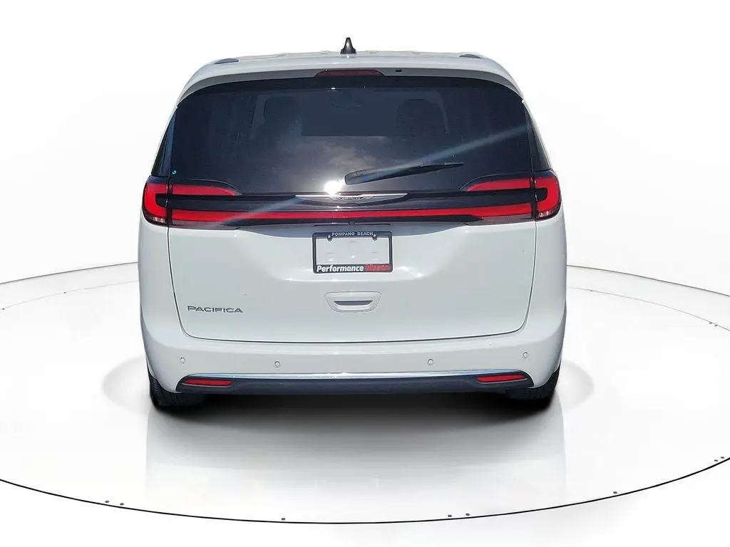 2023 Chrysler Pacifica Touring L photo 4