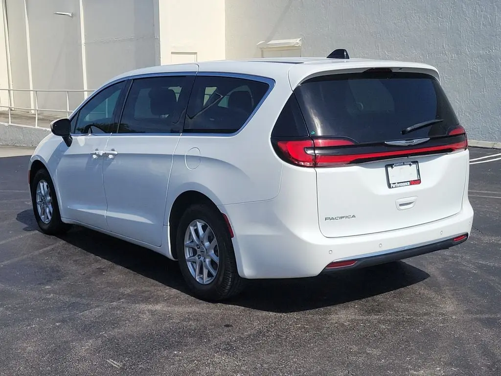 2023 Chrysler Pacifica Touring L photo 5