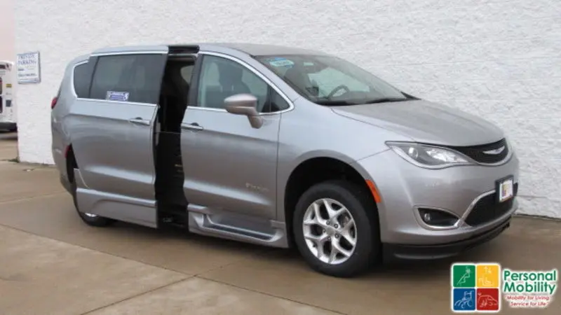 2020 Chrysler Pacifica Touring photo 3