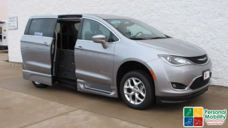 2020 Chrysler Pacifica Touring photo 4