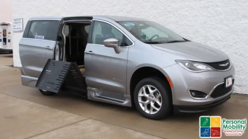 2020 Chrysler Pacifica Touring photo 5