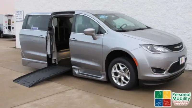 2020 Chrysler Pacifica Touring photo 1