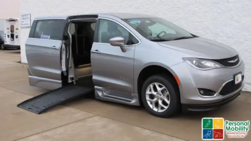 2020 Chrysler Pacifica Touring's photo
