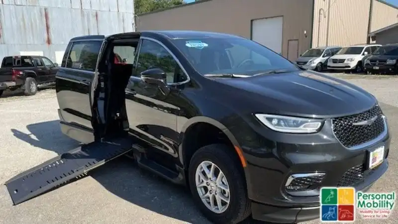 2024 Chrysler Pacifica Touring's photo