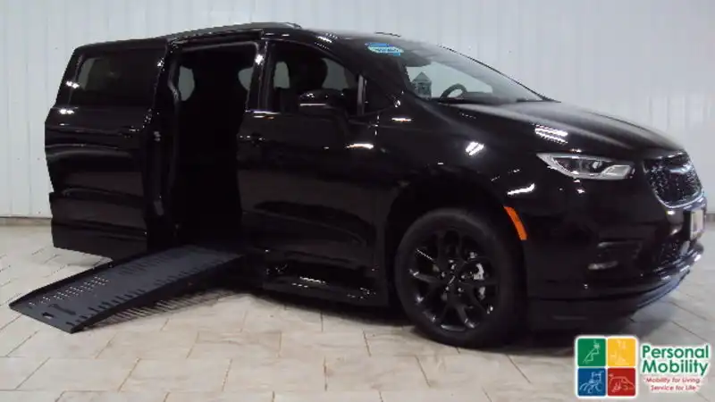 2023 Chrysler Pacifica Touring L's photo