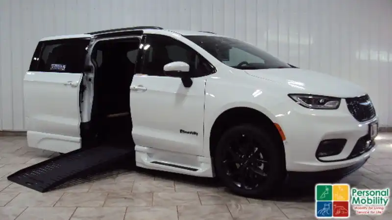 2023 Chrysler Pacifica Touring L's photo
