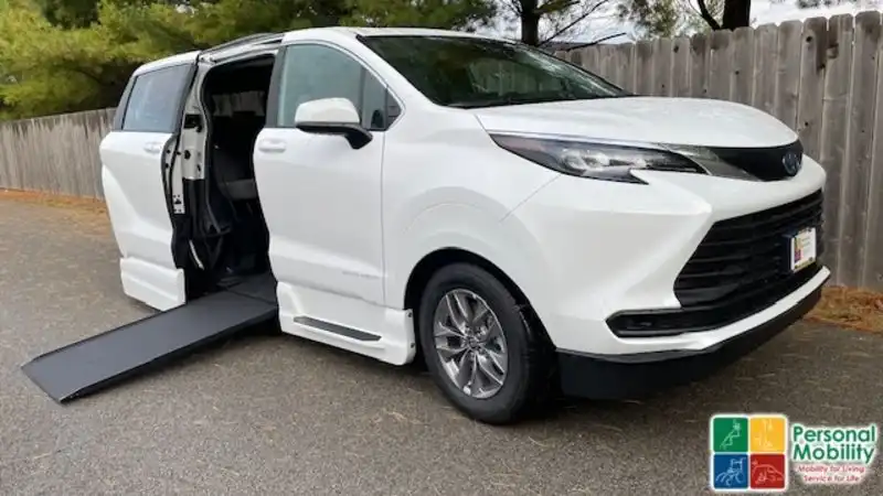 2025 Toyota Sienna LE 8-Passenger Hybrid FWD's photo