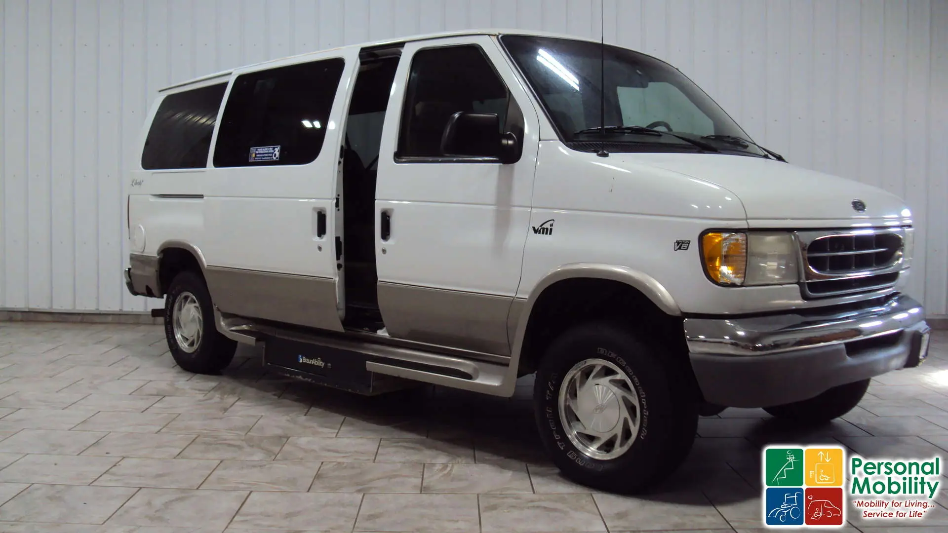 2001 Ford E-Series E-150 XLT photo 3