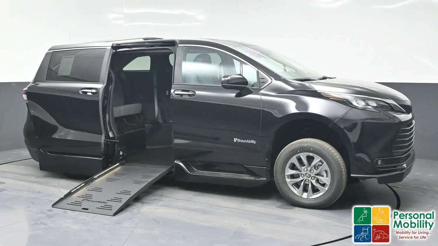 2025 Toyota Sienna XLE 8-Passenger Hybrid FWD's photo