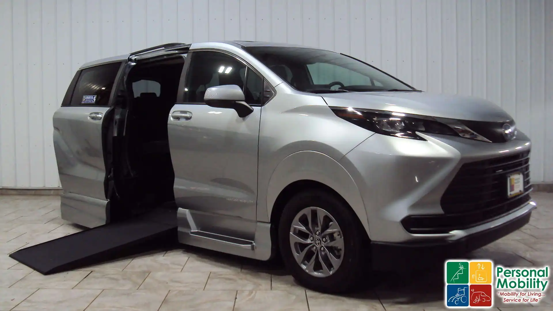 2025 Toyota Sienna LE 8-Passenger Hybrid AWD's photo